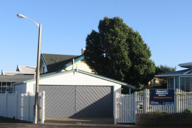 Photo of property in 1 Sunset Parade, Plimmerton, Porirua, 5026