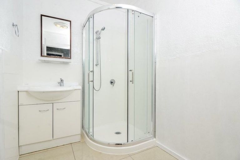 Photo of property in 1/3177 Great North Road, New Lynn, Auckland, 0600