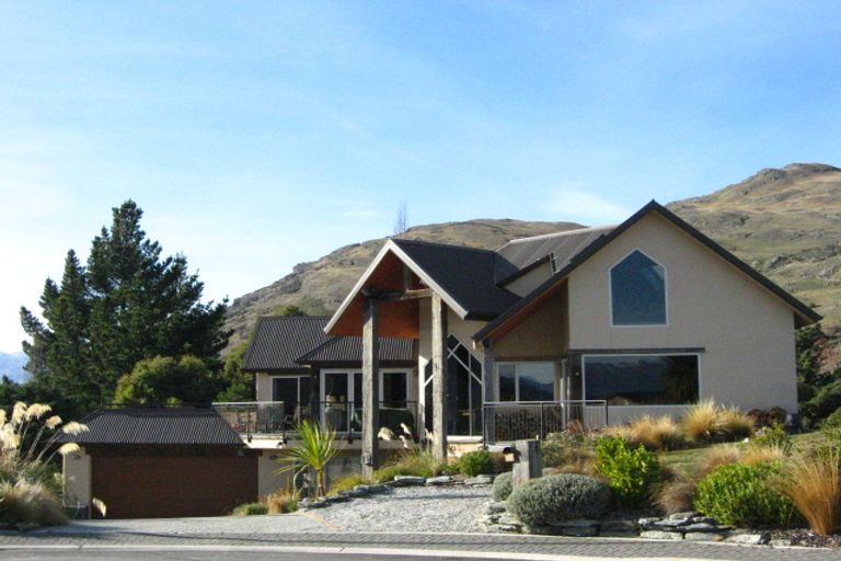 Photo of property in 24 Milward Place, Kelvin Heights, Queenstown, 9300