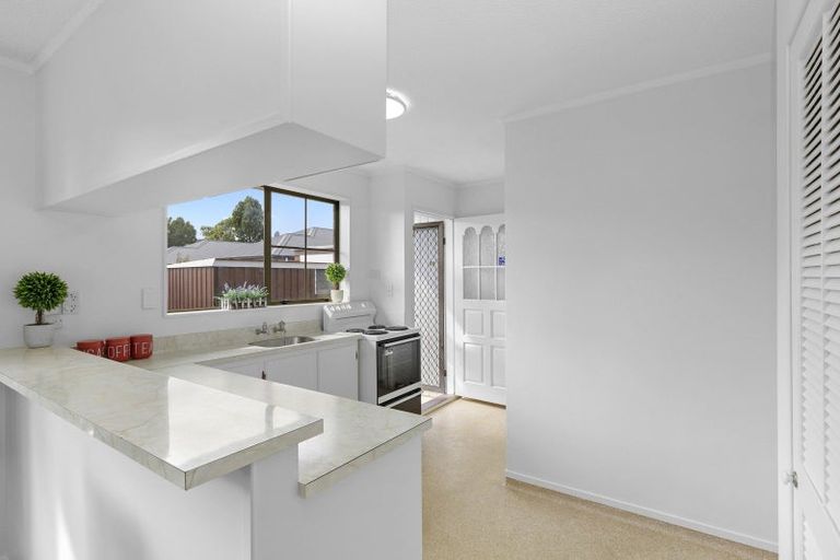 Photo of property in 2/59 Kowhai Avenue, Ebdentown, Upper Hutt, 5018