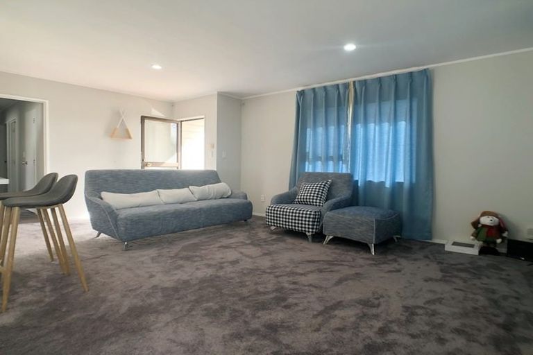 Photo of property in 1/3 Sevilla Place, Unsworth Heights, Auckland, 0632