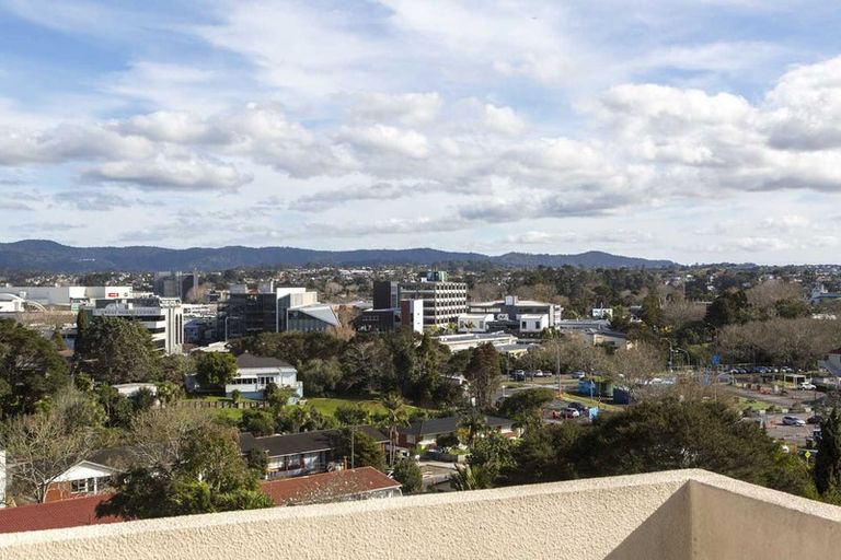 Photo of property in 35c Edmonton Road, Henderson, Auckland, 0612