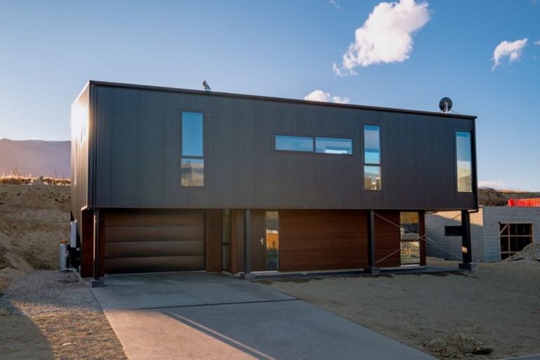 Photo of property in 33 Stratford Drive, Mount Pisa, Cromwell, 9383