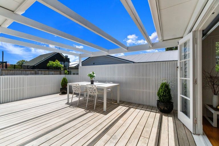Photo of property in 16a Fairfax Avenue, Northcote, Auckland, 0627