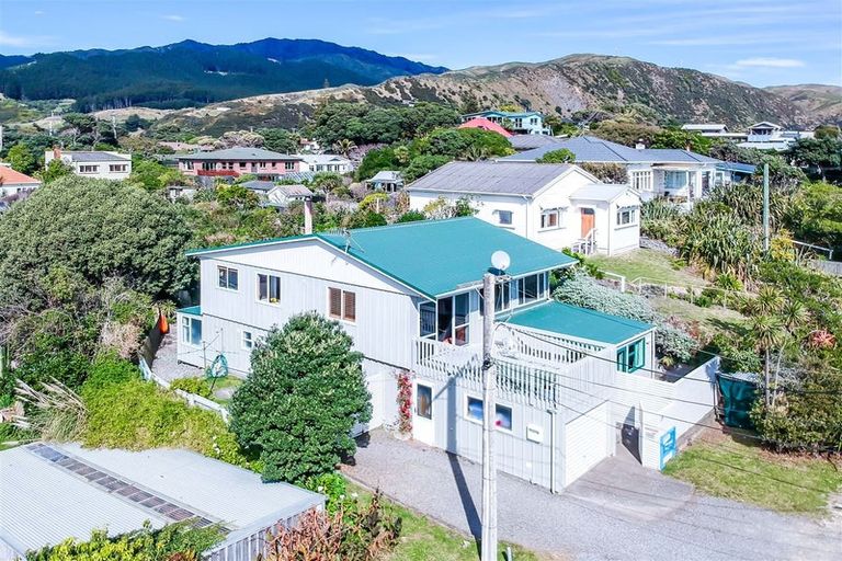 Photo of property in 28 Aperahama Street, Paekakariki, 5034