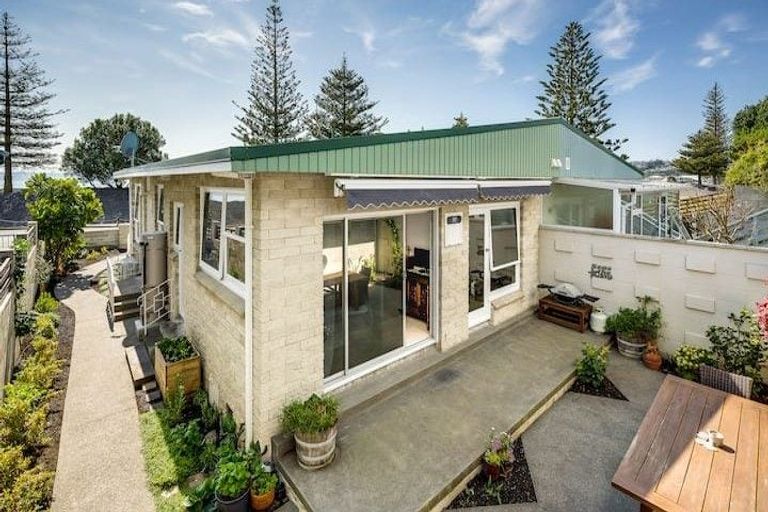 Photo of property in 10 North Terrace, Westshore, Napier, 4110
