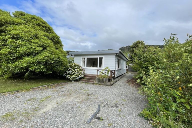 Photo of property in 15 Rossiter Street, Tawa, Wellington, 5028