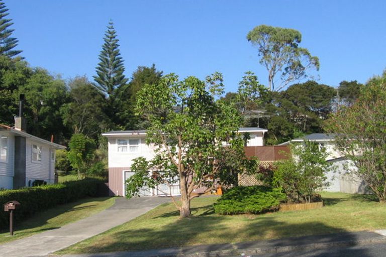 Photo of property in 15 Halberg Street, Glenfield, Auckland, 0629