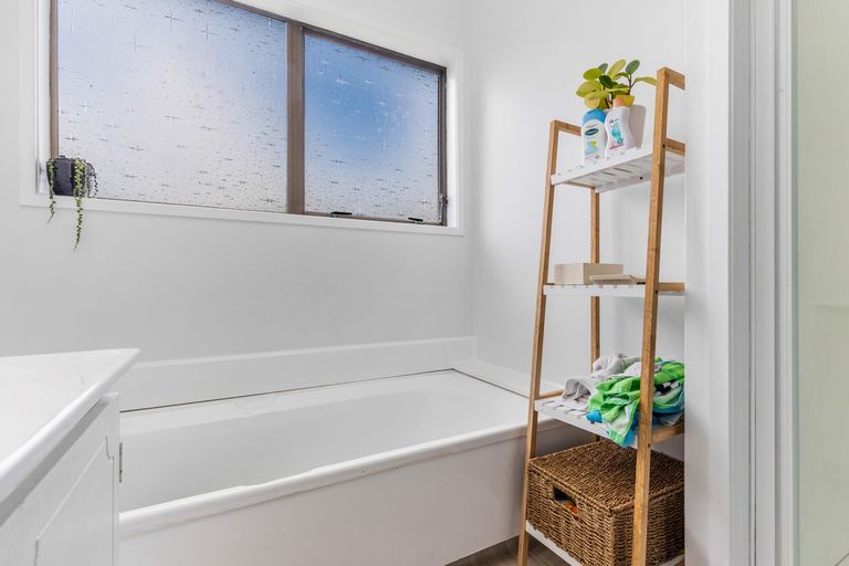 Photo of property in 1 Oakmont Place, Wattle Downs, Auckland, 2103