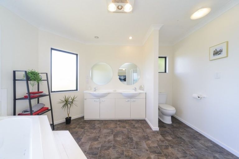 Photo of property in 302 Ngahere Park Road, Turitea, Palmerston North, 4472