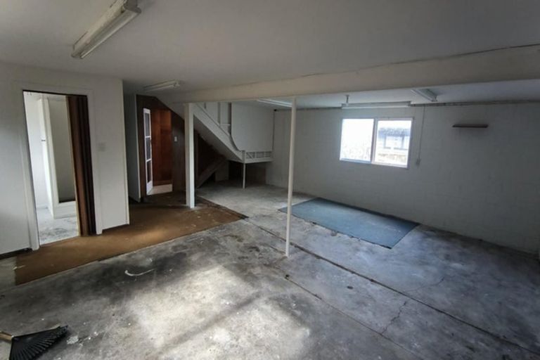 Photo of property in 327 Wairau Road, Totara Vale, Auckland, 0627