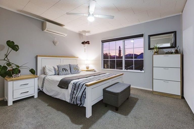 Photo of property in 21 Randwick Place, Randwick Park, Auckland, 2105