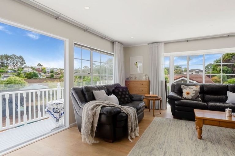 Photo of property in 2/10 Landsberg Way, Windsor Park, Auckland, 0632