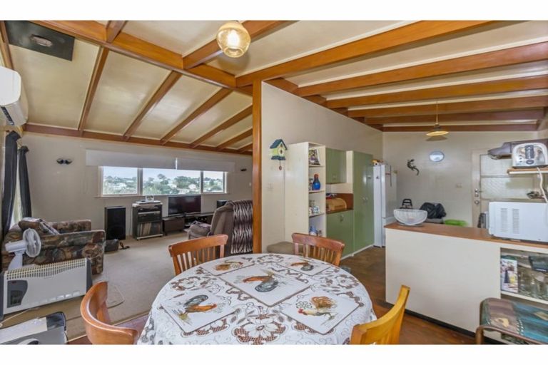 Photo of property in 59 Totaravale Drive, Totara Vale, Auckland, 0629