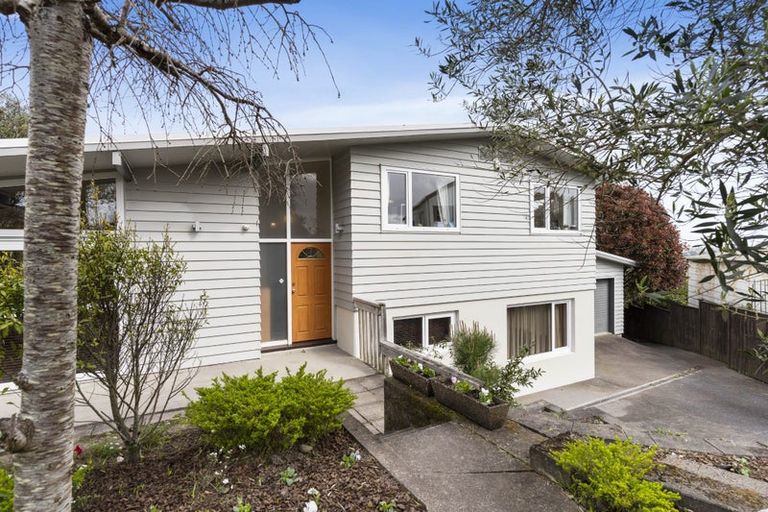 Photo of property in 22 Gwenand Place, Botany Downs, Auckland, 2010