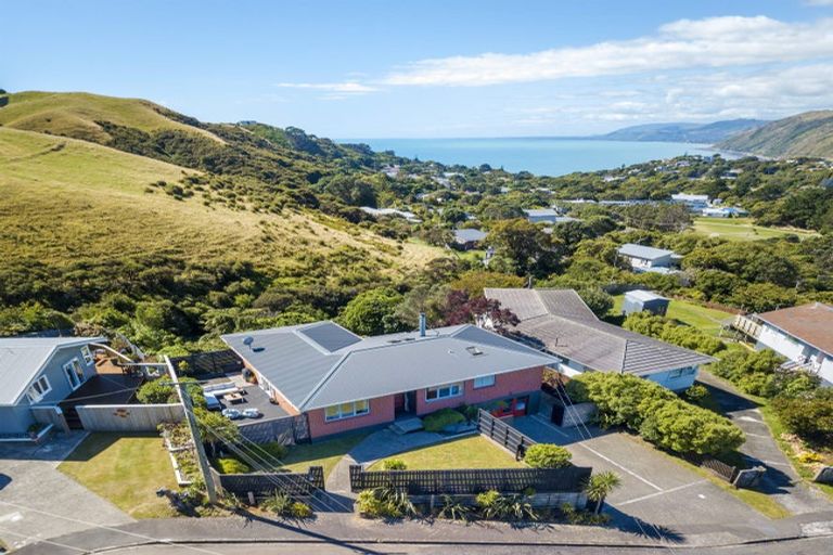 Photo of property in 18 Kapekape Place, Pukerua Bay, 5026
