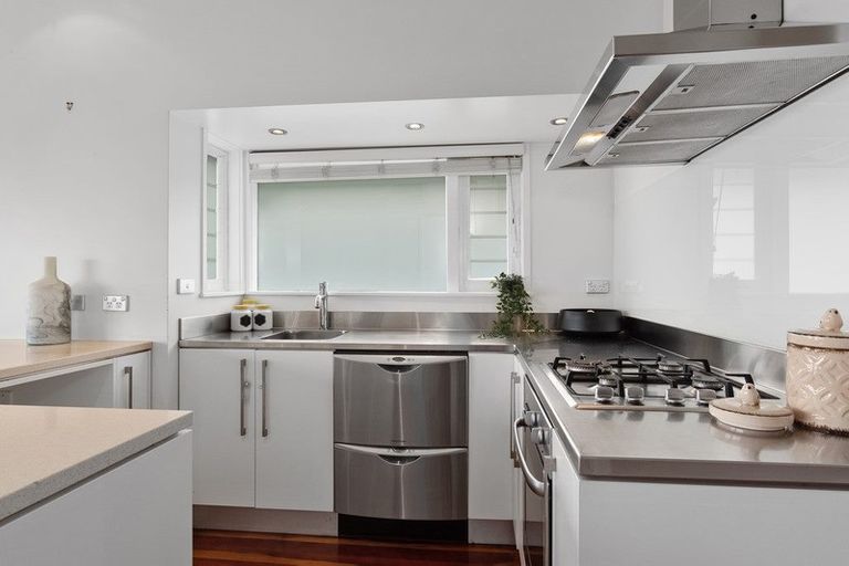 Photo of property in 14 Bank Street, Hillcrest, Auckland, 0627