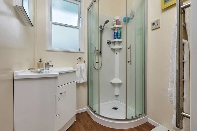 Photo of property in 21 Battle Place, Glenfield, Auckland, 0629