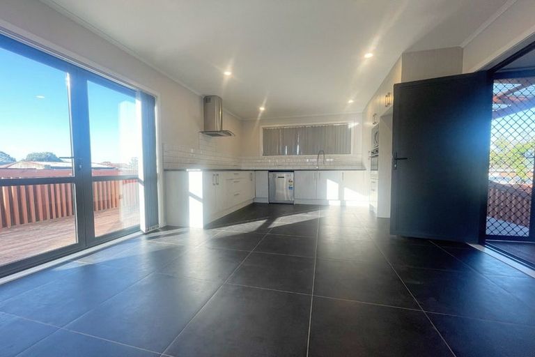 Photo of property in 9 Staverton Crescent, Mangere, Auckland, 2022