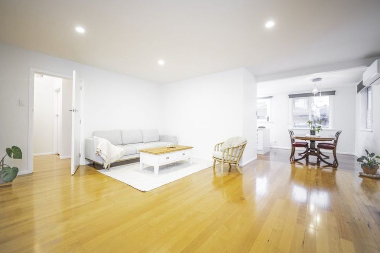 Photo of property in 15 Enderby Drive, Te Atatu Peninsula, Auckland, 0610