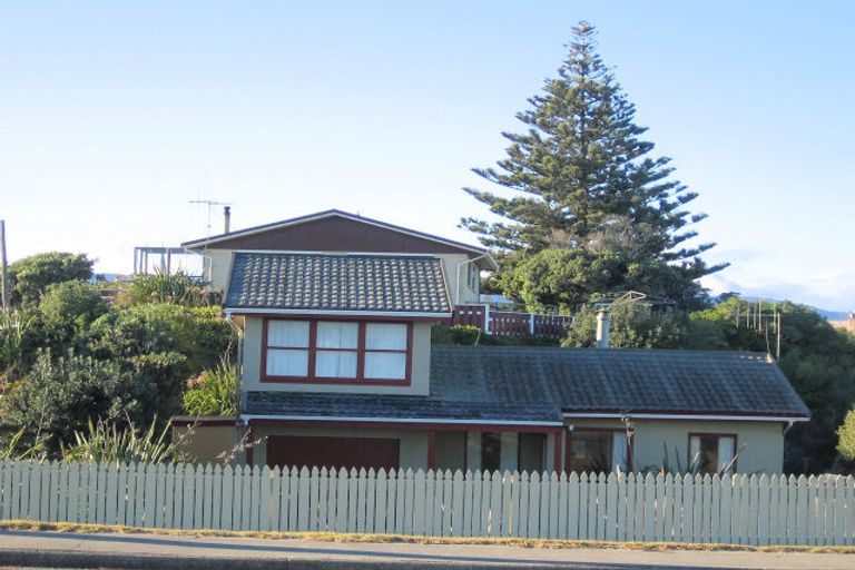 Photo of property in 82 Marine Parade, Otaki Beach, Otaki, 5512