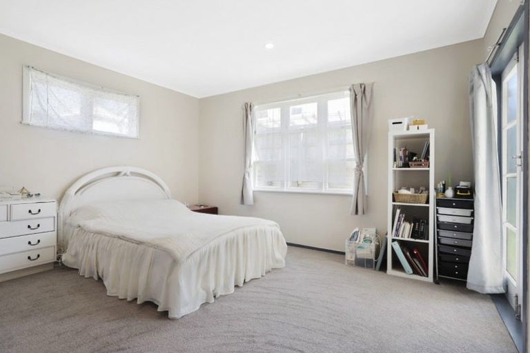 Photo of property in 1 Gamble Way, Massey, 0614