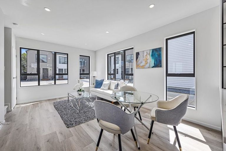 Photo of property in 9/47 Beach Road, Te Atatu Peninsula, 0610