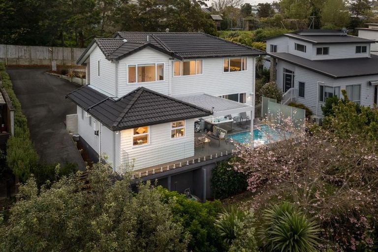 Photo of property in 12 Ilam Lane, Fairview Heights, Auckland, 0632