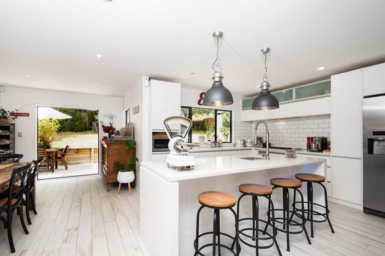 Photo of property in 12 Opanuku Road, Henderson Valley, Auckland, 0612