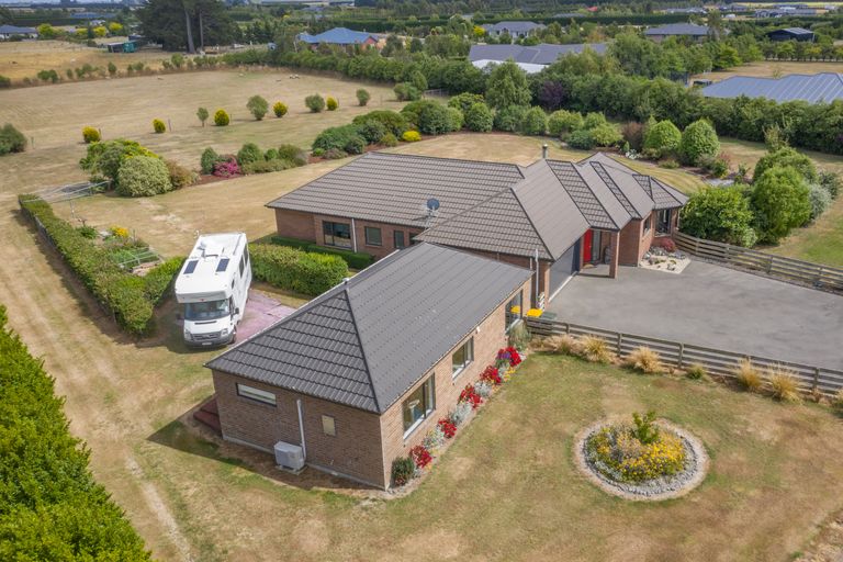 Photo of property in 16 Thorndon Close, Kirwee, Darfield, 7571