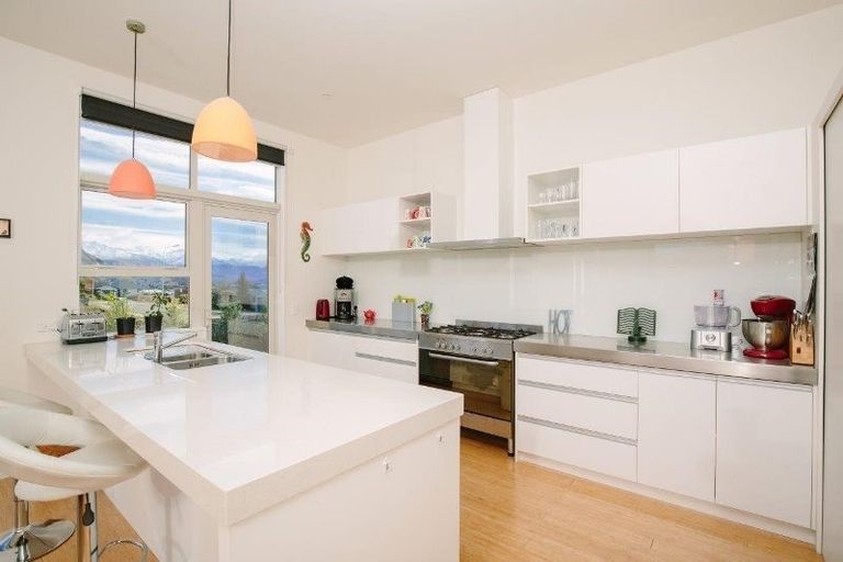 Photo of property in 10 Mcleod Avenue, Wanaka, 9305