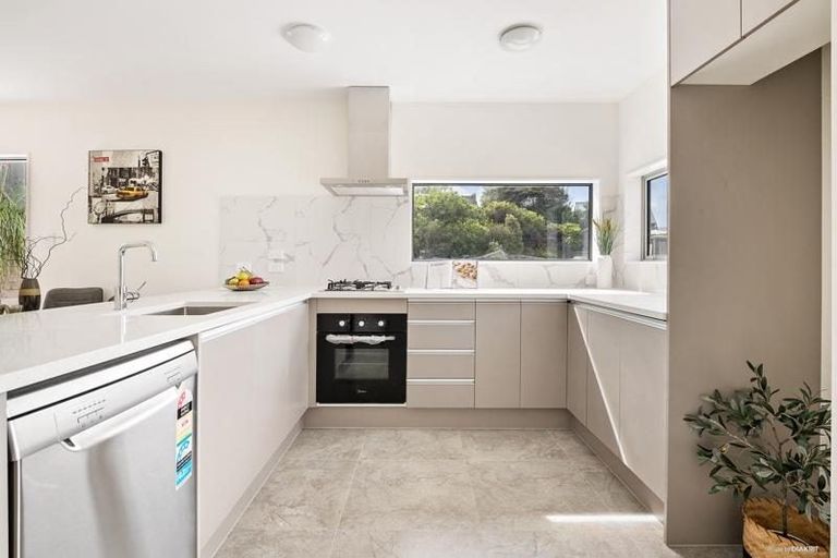 Photo of property in 17 Valhalla Drive, Beach Haven, Auckland, 0626