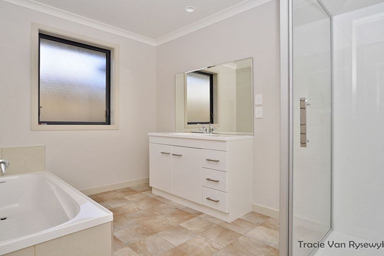 Photo of property in 100 Rosalie Terrace, Kelvin Grove, Palmerston North, 4414