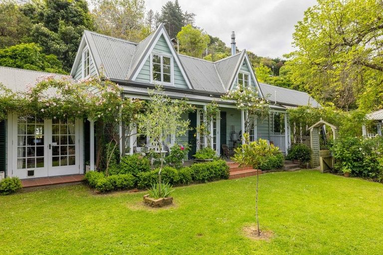 Photo of property in 33 Sandy Beach Road, Governors Bay, Lyttelton, 8971