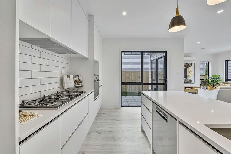 Photo of property in 562b Beach Road, Rothesay Bay, Auckland, 0630