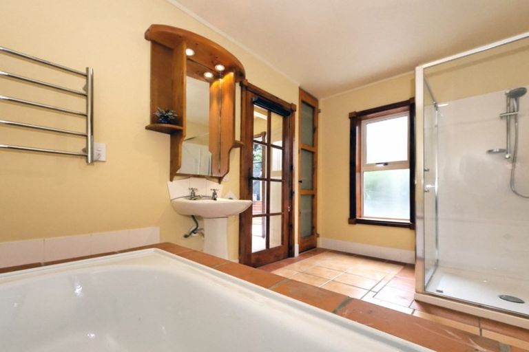 Photo of property in 92 Piha Road, Piha, 0772