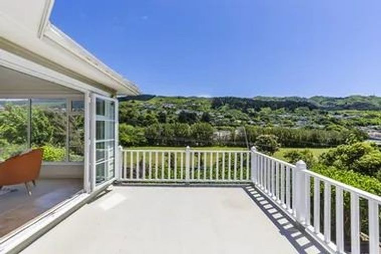 Photo of property in 28 Hinau Street, Tawa, Wellington, 5028