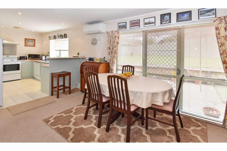 Photo of property in 15 Tonson Place, Weymouth, Auckland, 2103