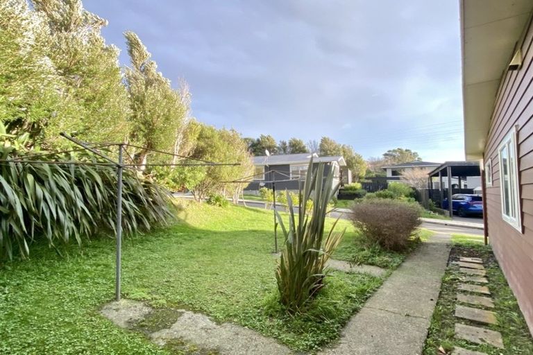 Photo of property in 2/15 Bloomsbury Grove, Newlands, Wellington, 6037