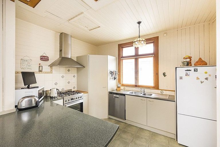 Photo of property in 17 Argyle Avenue, Takaro, Palmerston North, 4410