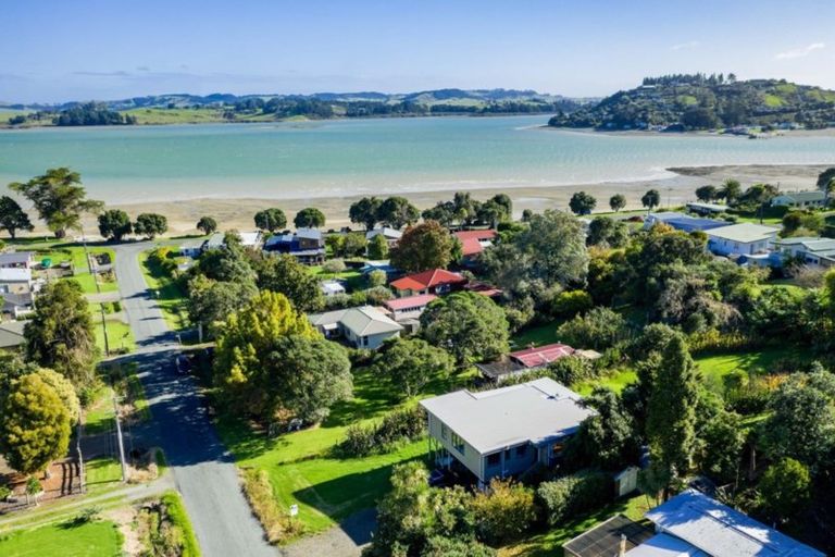Photo of property in 13 Regent Street, Whakapirau, Maungaturoto, 0583