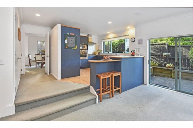 Photo of property in 2/11 The Rosebowl, Sunnyhills, Auckland, 2010