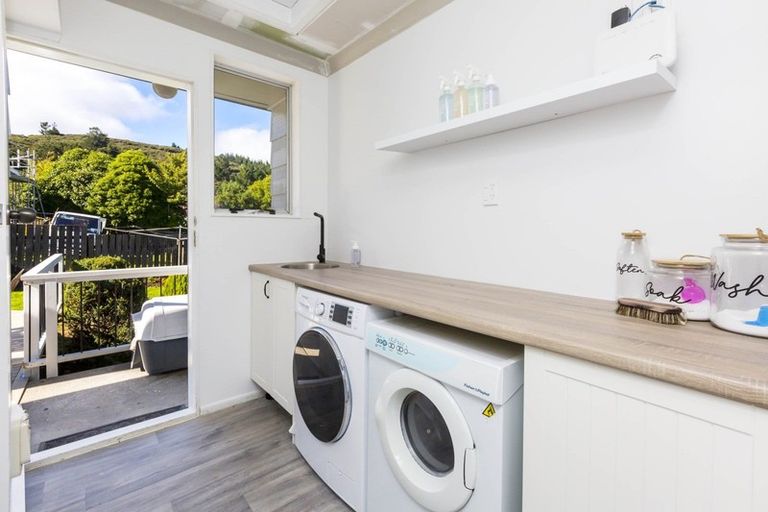 Photo of property in 15 Edelweiss Grove, Timberlea, Upper Hutt, 5018