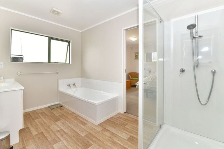 Photo of property in 4b Greta Place, Stanmore Bay, Whangaparaoa, 0932