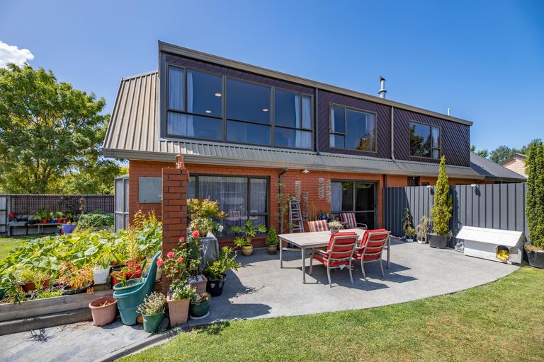 Photo of property in 10 Pyatt Place, Redwood, Christchurch, 8051