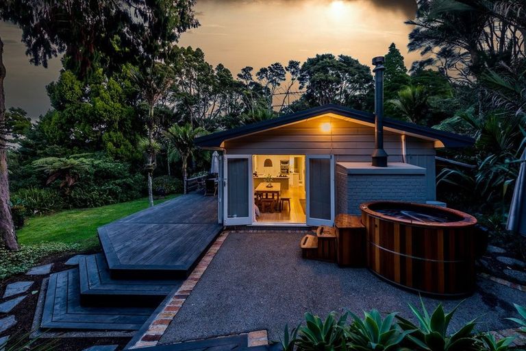 Photo of property in 282 Shaw Road, Titirangi, Auckland, 0604