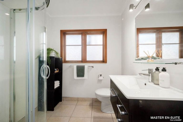 Photo of property in 1/934 East Coast Road, Northcross, Auckland, 0630