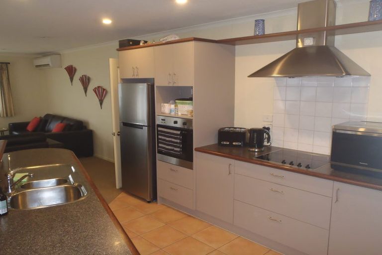 Photo of property in 8a Evanda Crescent, Conifer Grove, Takanini, 2112