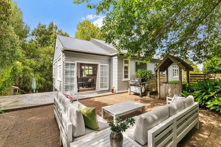 Photo of property in 14 Springtime Crescent, Stanmore Bay, Whangaparaoa, 0932