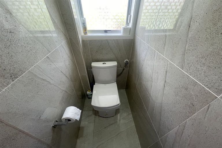 Photo of property in 1/1 Ribblesdale Road, Henderson, Auckland, 0612